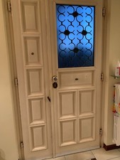 finestre in legno stile inglese bianche con persiane e portoncino esterno 