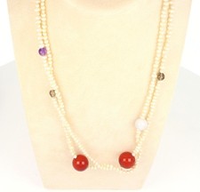 Collana con perle e coralli.