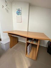 Scrivania con ripiano estraibile per tastiera e vano porta cd laterale