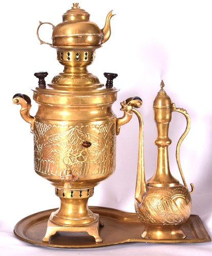 Antico samovar con vassoio