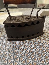 antico ferro da stiro in metallo legno in ottime condizioni 