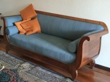 Divano 3 posti vintage, struttura in legno antico e seduta in seta azzurra