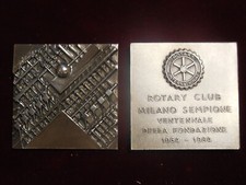 medaglia quadrata targa scultura Arnaldo Pomodoro rotary club Milano 1984