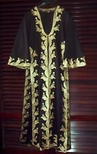 KAFTANO CON RICAMI DORATI APPLICATI. 