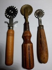 LOTTO TRE ROTELLA TAGLIAPASTA SPERONELLA ACCIAIO BRONZO FERRO LEGNO