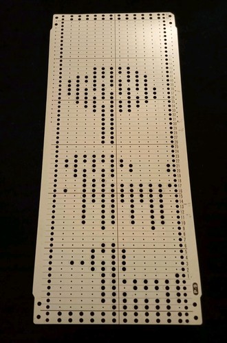 Una carta perforata mano - mano, per