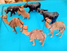 Gruppo di animali in legno intagliato a mano