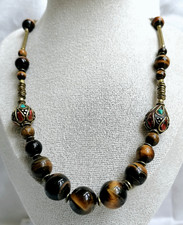 BELLA COLLANA ETNICA GIROCOLLO IN OCCHIO DI TIGRE E BOULLES INTARSIATE, NEPAL.