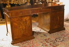 Scrivania a doppio fronte con tiretto Prima metà XVIII, noce, Padova.
