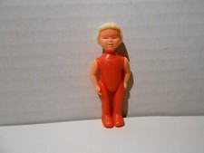 KINDER FERRERO: BAMBINO VESTITO ROSSO PER IL TEMPO LIBERO  2