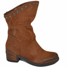 Stivaletti scarpe donna cuoio biker con borchie in pelle effetto nubuk asimmetri