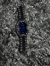 Orologio elegante da donna con diamantini disponibile nei colori blu e bianco.