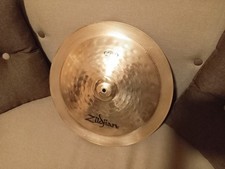 Piatto Zildjian 18" ( 45 cm ) ZBT China Cymbal completo di asta trepiedi