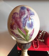 Uovo di struzzo decorato a mano, tecnica decoupage.