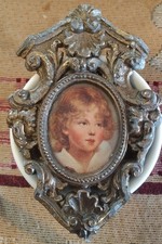 Antico Quadretto In Ottone Raffigurante Un Bambino.