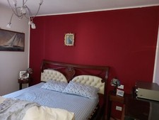 Letto in legno e pelle in