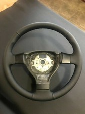 Volante Wolkswagen Golf 5 rigenerato, rivestito il vera pelle di prima scelta.