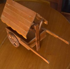 Originale carrettino in legno artigianale ( DIMENSIONI  CM 45 X 25  H 35)
