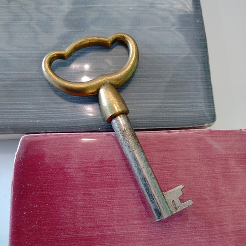 Chiave ottone metallo - chiave, e