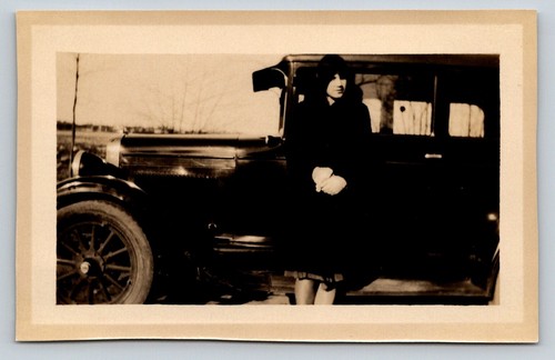 Flapper style accanto all auto - accanto, all'auto