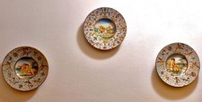 Tre Piatti  Antichi da parete - Molaroni Pesaro. Fine XIX secolo. Diametro: 28cm