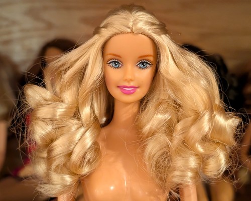 Barbie bambola bionda capelli