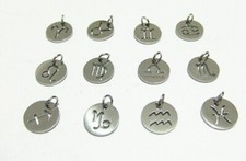 ciondolo segno zodiacale in acciaio inox  12x1mm colore argento scuro bijoux 
