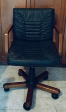 Sedia da scrivania girevole n.2x25€ pelle nera e braccioli in legno color mogano