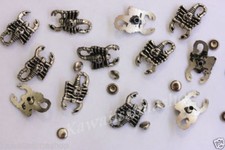 Borchie sfuse a scorpione con rivetto in lega 21*13mm colore argento antico