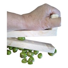  SCHIACCIA  OLIVE ARTIGIANALE  IN  LEGNO,FACILE,UTILE USARE, VELOCE DA PULIRE .