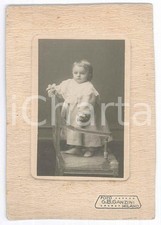 1915 ca MILANO Bambino in piedi su poltrona - Ritratto *Foto G. B. GANZINI 10x15
