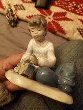 Nao by LLADRO statuina in porcellana bambino con trenino