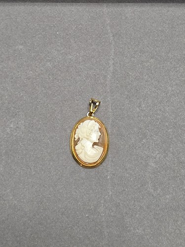 Collana con ciondolo cammeo