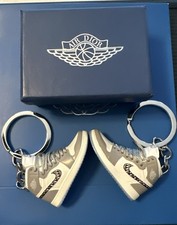 Coppia di portachiavi sneaker