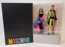 MOSCHINO BARBIE & KEN BAMBOLA SET REGALO 2016 ETICHETTA ORO MATTEL DRW81 NRFB