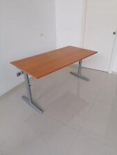 Tavolo da ufficio, color noce con gambe a T in alluminio, come nuovo