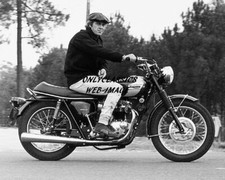 Cool Steve McQueen Sporting un