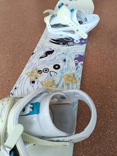Tavola da snowboard con attacchi e scarponi