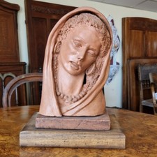 Mezzo busto di ragazza in