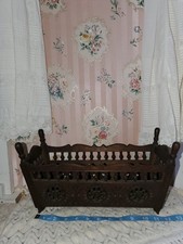 Antica culla bambola in legno