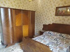 stanza da letto in arte povera con letto matrimoniale, armadio, comodini e comò