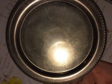 VASSOIO IN METALLO CON BICCHIERI IN METALLO.