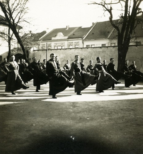 Preti fanno ginnastica nel - preti,