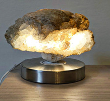 Lampada artigianale in geode di Celestina trasparente del Marocco – base acciaio