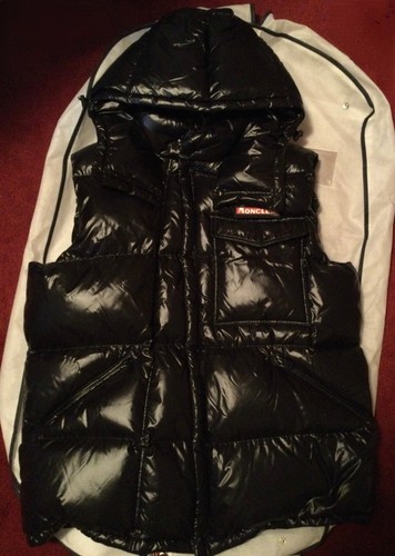 Gilet imbottito con cappuccio