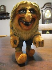Troll in legno intagliato a