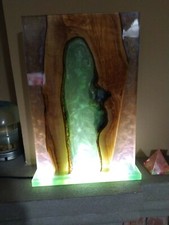 Lampada led in legno e resina
