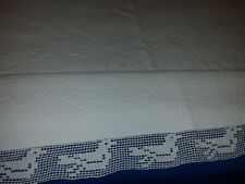 Copriletto antico matrimoniale in piquet broccato con merletto lavorato a mano 