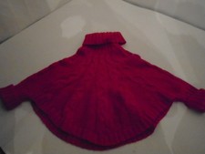 Poncho rosso vibrante a maglia