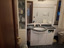 mobile bagno con lavabo e specchio Con Vasca A Libera Installazione 